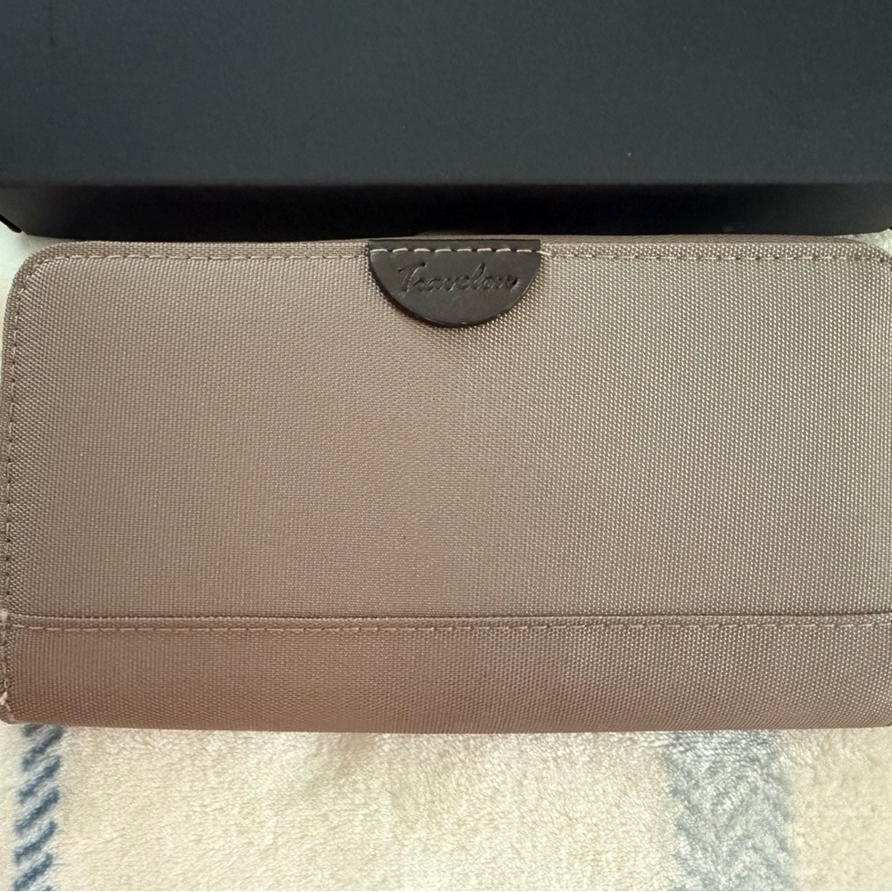 Travelon Brown Wallet with RFID Blocking - Picture 2 of 6